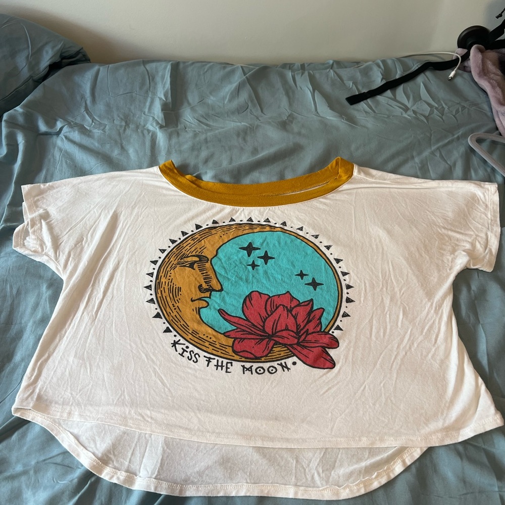 kiss the moon tee